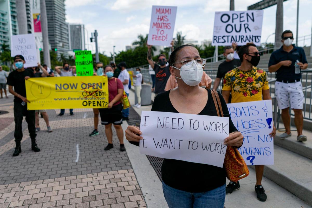 Helen Cantillo, camarera de Kao Sushi and Grill, participó en la protesta en la que los trabajadores y dueños denunciaron la grave situación que atraviesan los restaurantes, a los que ordenaron cerrar los salones por repunte de COVID-19.