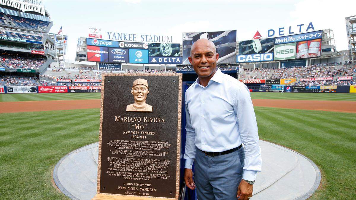 Mariano Rivera posa con una placa con su nombre para el Parque de los Monumentos de los Yankees, el 14 de agosto de 2016 en Nueva York.