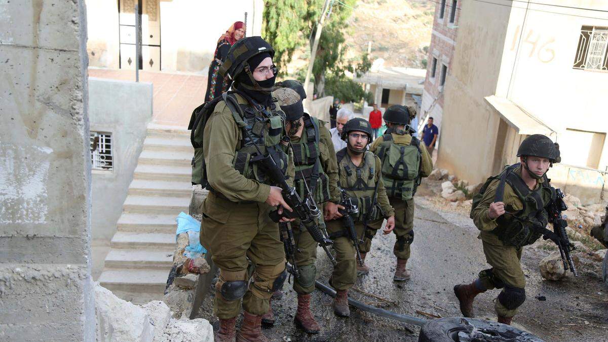 Soldados israelíes entran en el poblado de Kafr Malik, cerca de Ramalá, después de que un palestino muriera durante enfrentamientos en junio del 2015.