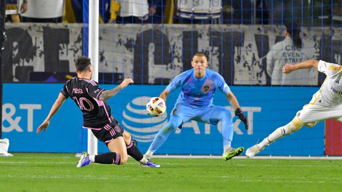 El delantero del Inter Miami Lionel Messi anota el gol del empate ante el Galaxy, en el partido celebrado el domingo 25 de febrero de 2024 en Los Angeles.