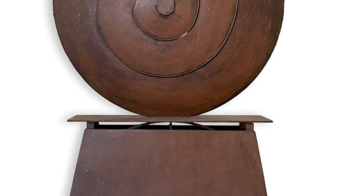 ‘Solar Guardian’, 1999. Acero con pátina de óxido, 68 × 36 × 11 pulgadas.