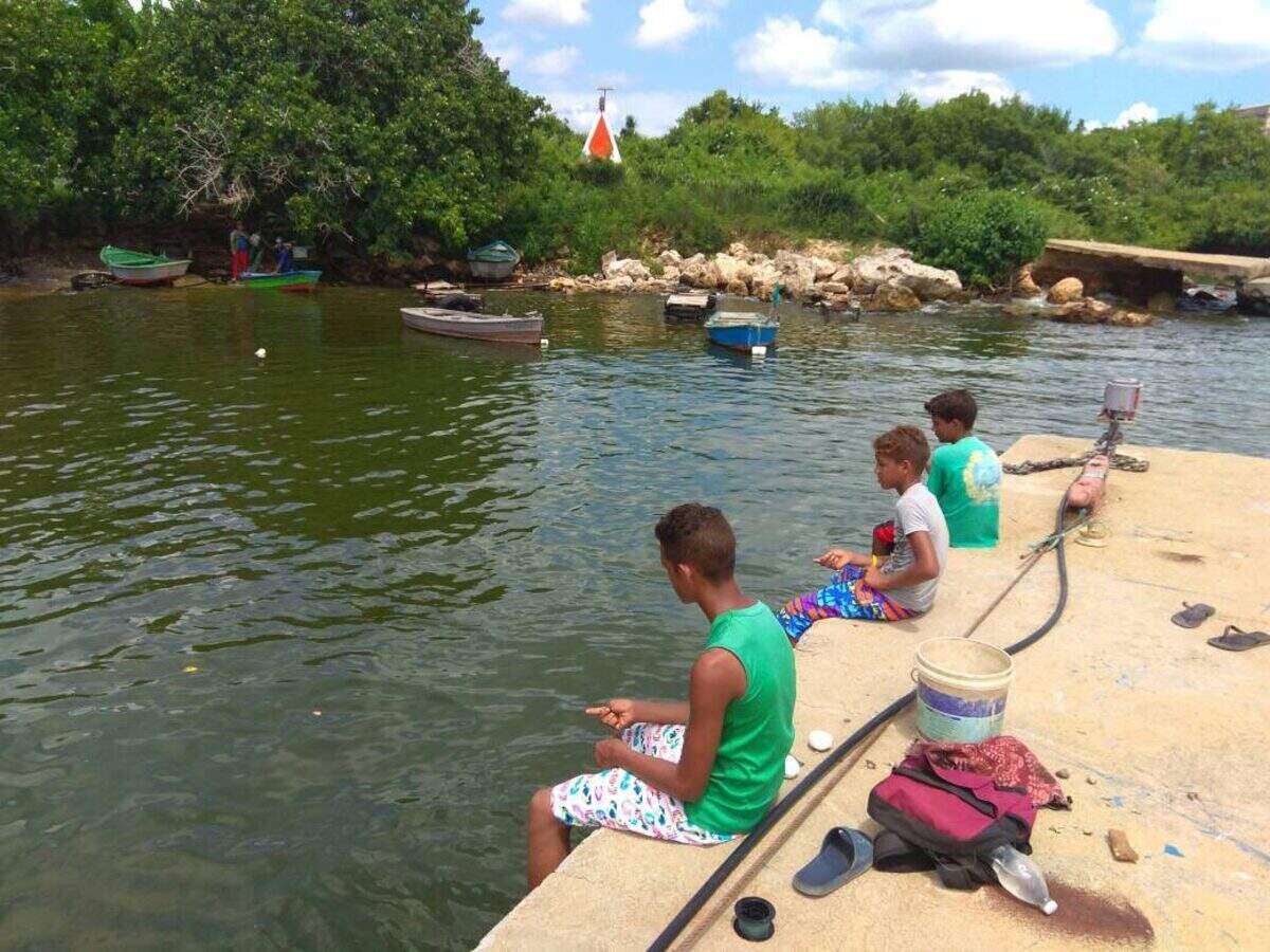 Los jóvenes pescan en los muelles cercanos a la Ciudad Nuclear en Cienfuegos.