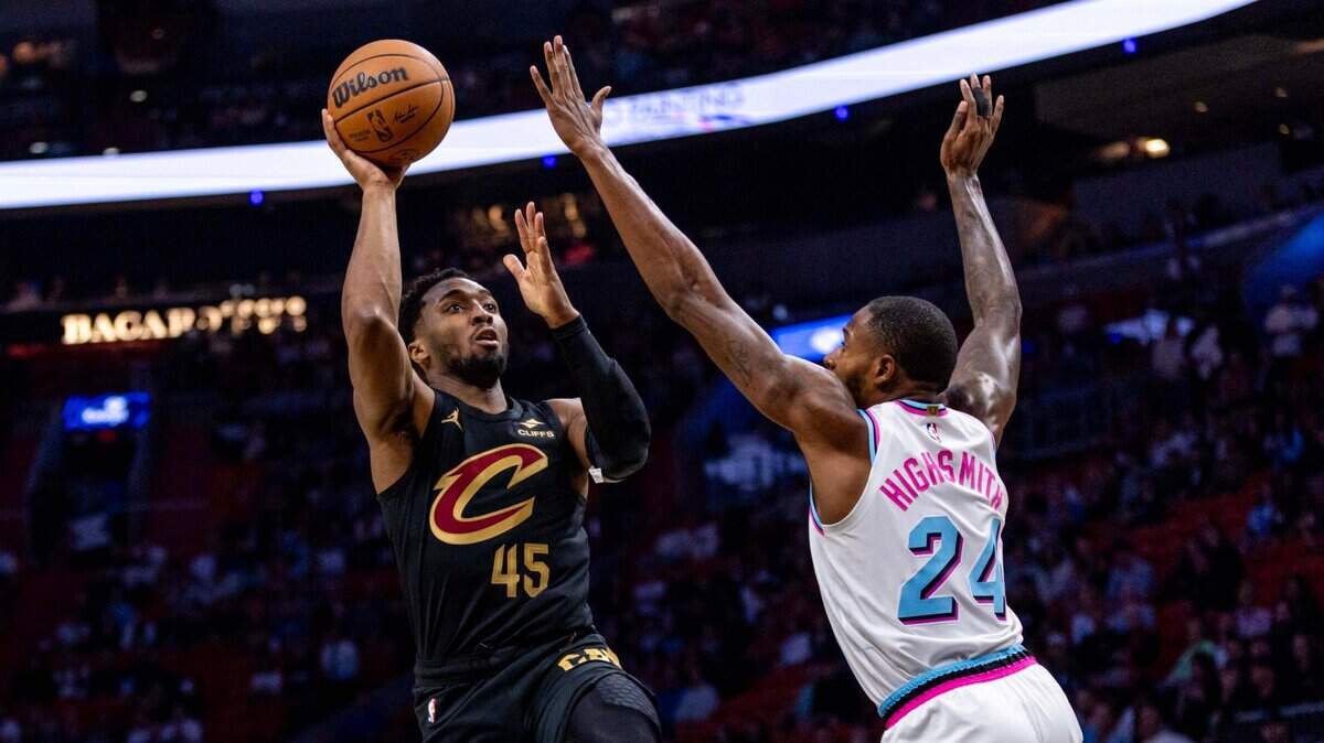 El defensa de los Cleveland Cavaliers, Donovan Mitchell (45), lanza un tiro en salto sobre el delantero del Miami Heat, Haywood Highsmith (24), durante la primera mitad de un partido de la NBA en el Kaseya Center el miércoles 29 de enero de 2025, en Miami, Florida.