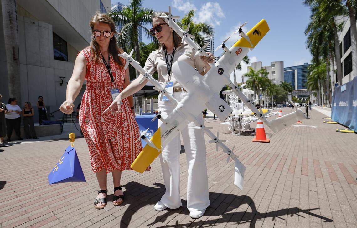 Kendal Prosak y Jessie Poole-Strang hacen una demostración del sistema de entrega con drones de Walmart y Wing durante el evento CoMOTION Miami, en el recinto Wolfson del Miami Dade College, en Miami, Florida, el martes 28 de abril de 2026. Walmart y Wing esperan lanzar el nuevo servicio de entrega con drones en Miami en 2027, como parte de sus planes de expansión de costa a costa.