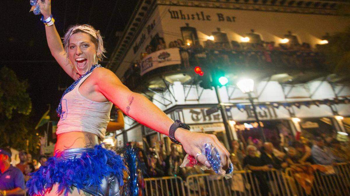 Participantes del desfile del Fantasy Fest 2017 recorren la calle Duval en Cayo Hueso el sábado 28 de octubre de 2017.