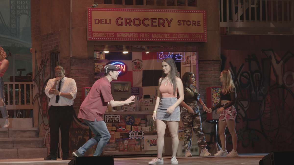 Una escena de ‘In The Heights’ con Charles Benítez, Benji León y Lauren López.