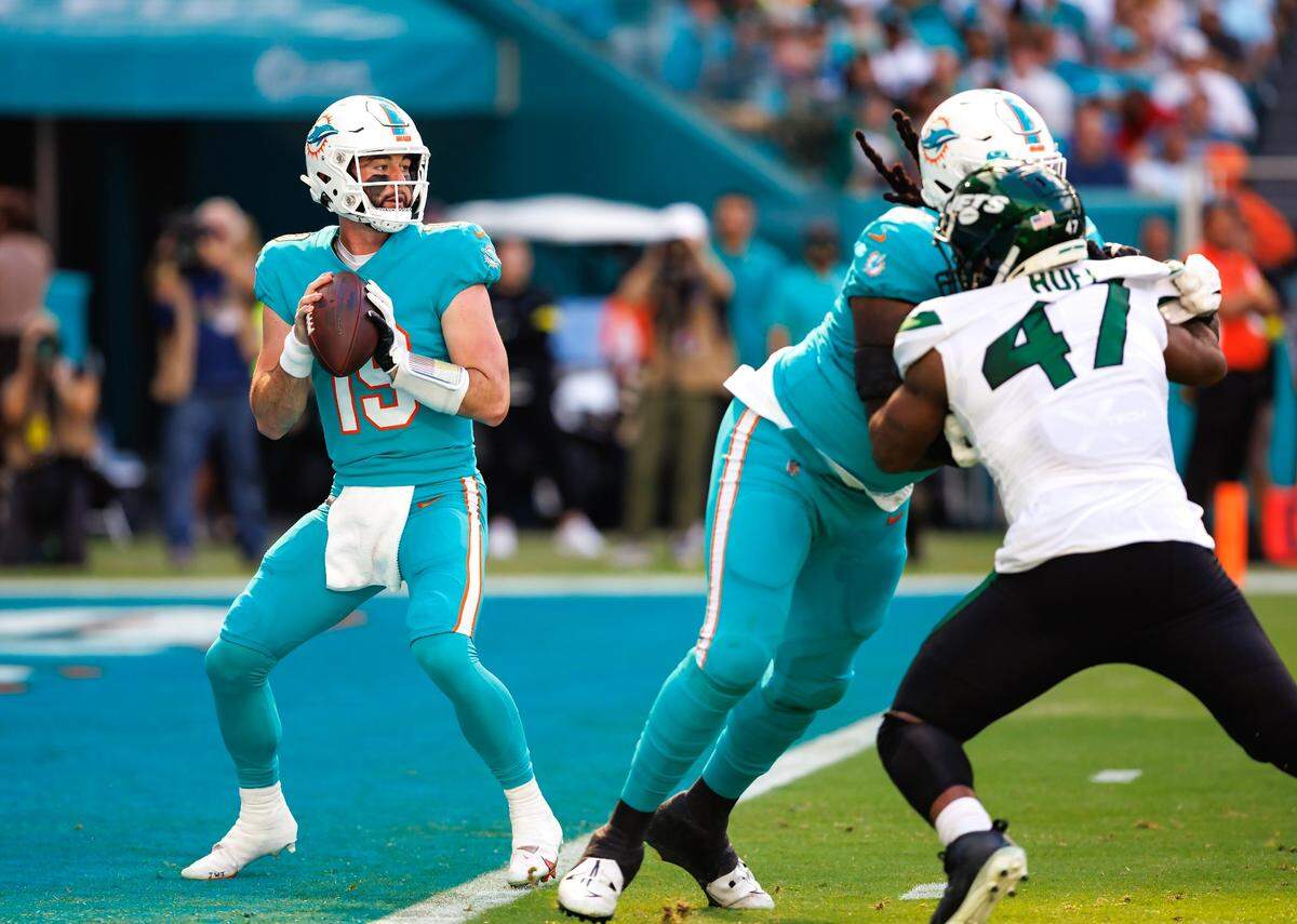 El quarterback de los Dolphins Skylar Thompson (19) trata de pasar la pelota en el primer cuarto del partido ante los Jets de New York, celebrado el 8 de enero de 2023 en el Hard Rock Stadium, en Miami Gardens, Florida.
