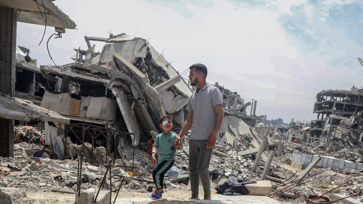 El niño palestino Ahmed Khaled Hijazi (izquierda) aparece entre los escombros en la localidad de Beit Lahia, en el norte de la Franja de Gaza, el 27 de abril de 2025.