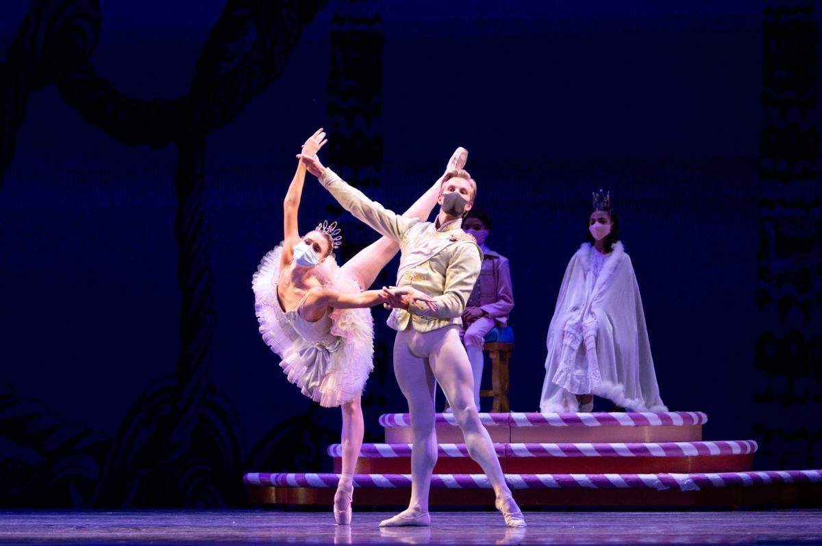 Hannah Fischer y Chase Swatosh como el Hada de Azúcar y su caballero la noche del ensayo general con público del jueves 17 de diciembre.