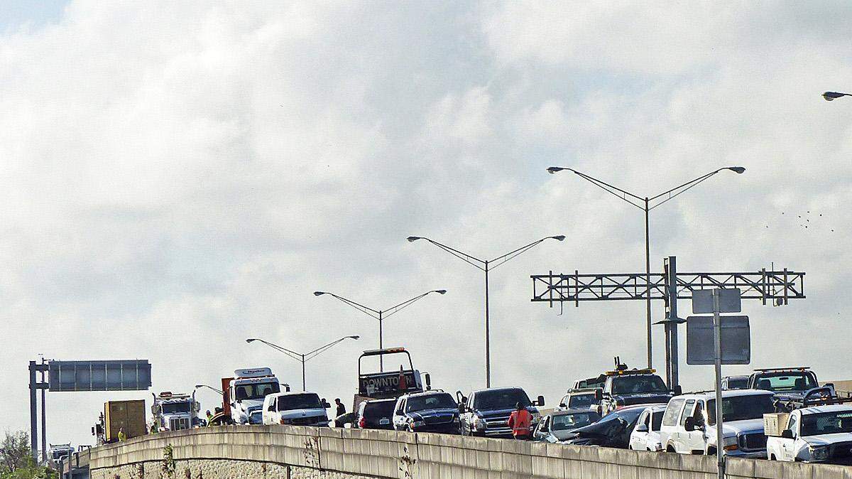 Un accidente de 17 coches causó el cierre de carriles en la carretera estatal 826 el lunes por la mañana. C.M.GUERRERO/EL NUEVO HERALD