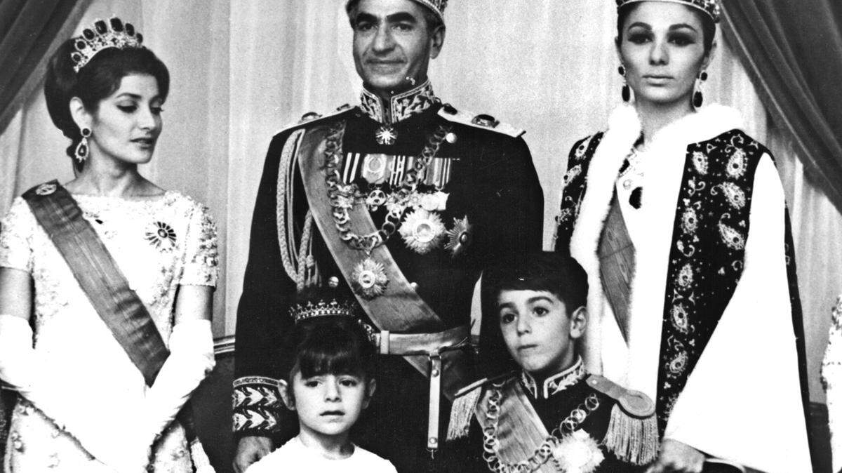 Mohammed Reza Pahlevi posa junto a su familia, la emperatriz Farah Diba (d), la princesa Shahnaz (i), la princesa Farahnaz y el príncipe heredero Reza Pahlevi, el día de su coronación como Sha de Persia. Durante la ceremonia que tuvo lugar en el palacio de Golestán, también impuso los atributos de Emperatriz a su esposa Farah Diba.