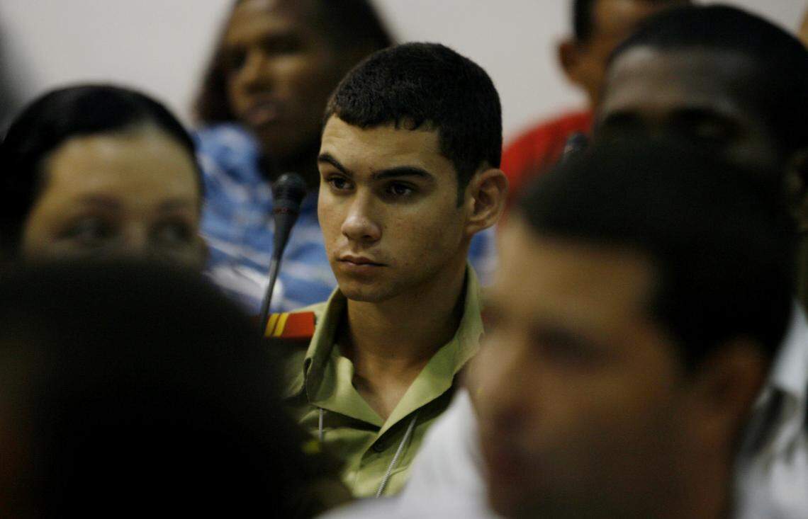 En esta foto del 4 de abril de 2010, Elian González asiste al congreso de la Unión de Jóvenes Comunistas en La Habana.