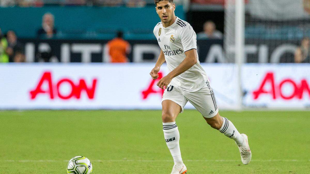 Real Madrid midfielder Marco Asensio (20) delivers a pass during the second half of an International Champions Cup match at Hard Rock Stadium in Miami Gardens, Tuesday, July 31, 2018.