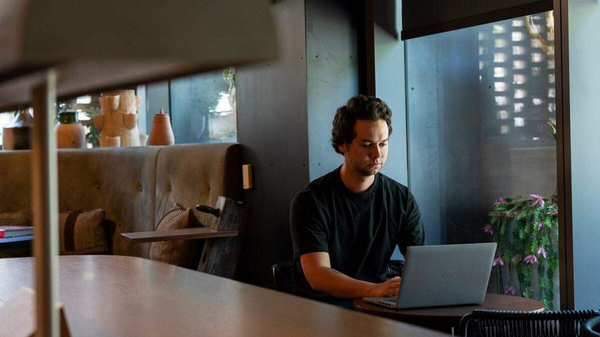 Weston Sabattus trabaja de forma remota en el café Tommie en el Thompson Hotel, en Austin, Texas, el miércoles 12 de julio de 2025.
