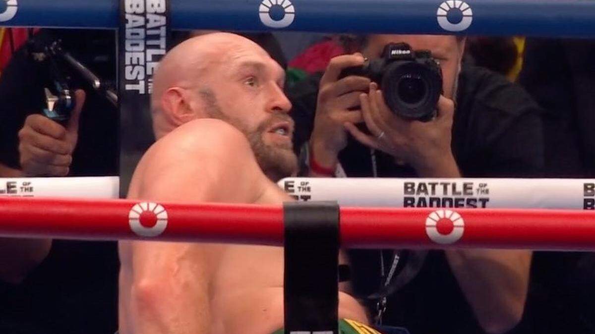 Tyson Fury no puede creer que Francis Ngannou lo tirara en el tercer asalto de una pelea muy cerrada celebrada el sábado 28 de octubre de 2023 en Arabia Saudita.
