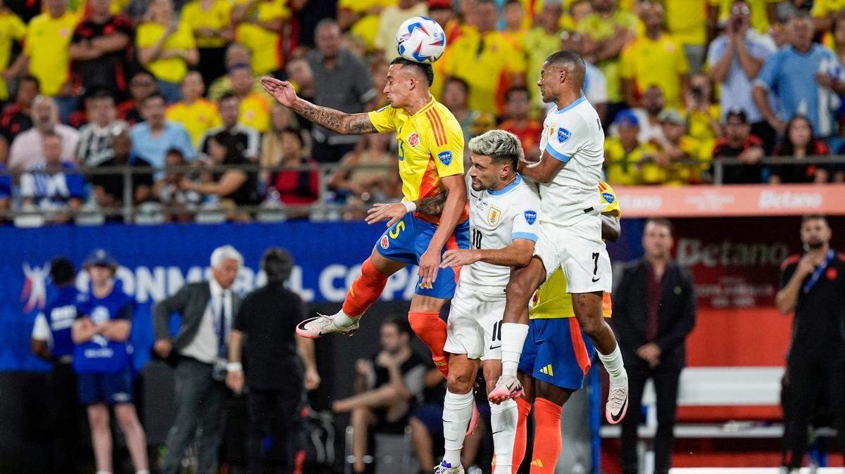 El jugador de Colombia Kevin Castaño (5) cabecea el balón ante la defensa de Uruguay, en el partido de la Copa América celebrado el 10 de julio de 2024 en Charlotte, Estados Unidos.
