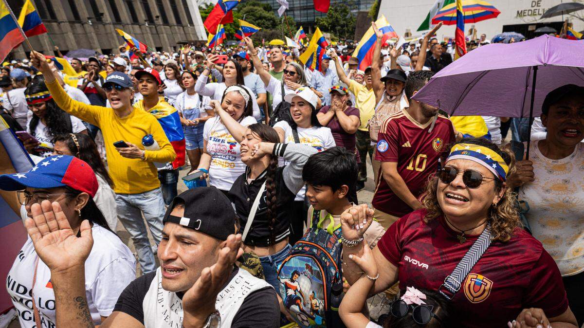 Cientos de personas participan en una protesta en apoyo al candidato opositor venezolano Edmundo González, considerado el ganador de las elecciones presidenciales venezolanas, el 7 de agosto de 2024 en Medellín, Colombia.
