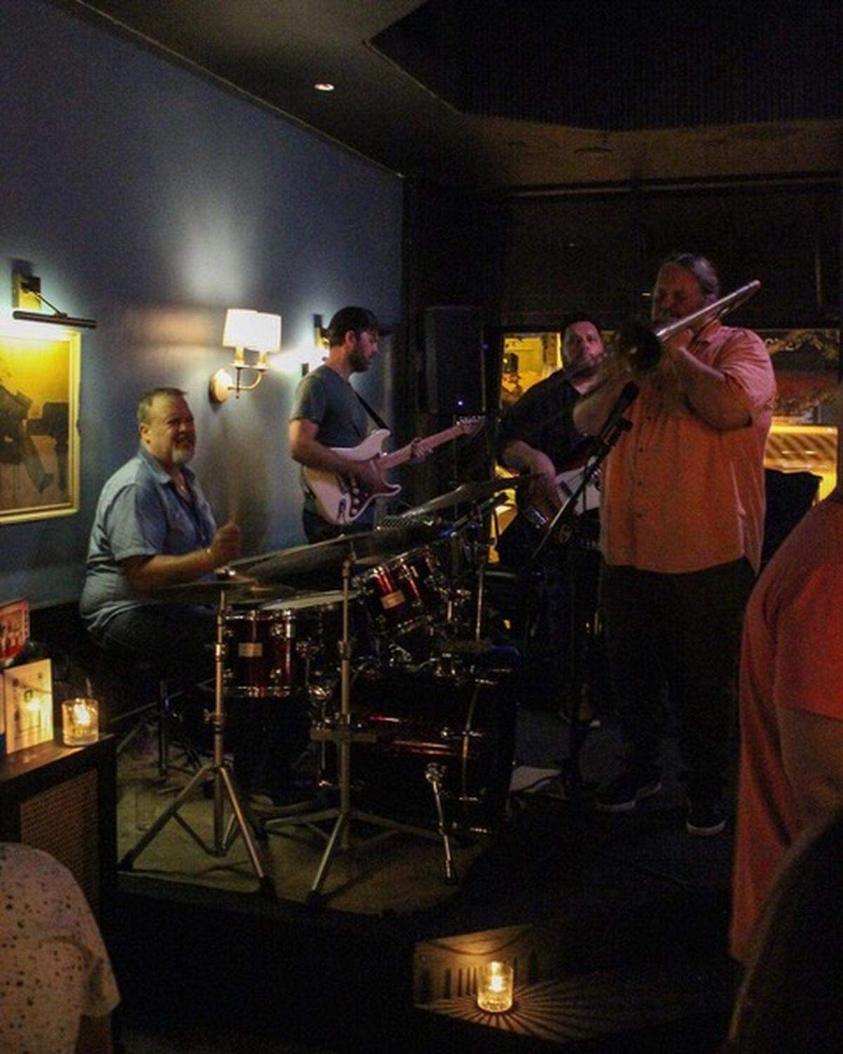 Los martes y jueves suelen ser cuando hay jazz en la cartelera de Gibson Room. Su programación musical semanal se encuentra en línea.