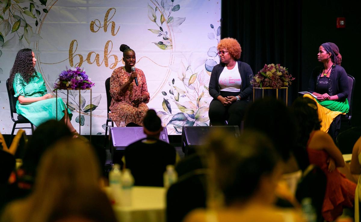 Panelistas dan sus consejos y recomendaciones a las futuras madres sobre el cuidado de los bebés y el suyo para garantizar un proceso feliz dentro de su comunidad, durante el Baby Shower Comunitario en Milander Center para Artes, en Hialeah. 6 de agosto 2022