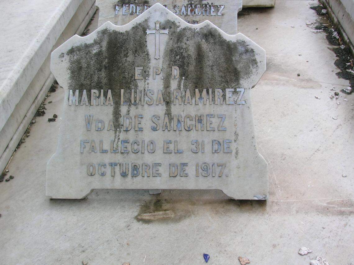 Lápida de María Luisa Ramírez, madre de María Luisa Sánchez, esposa de Orestes Ferrara, en el panteón familiar en el Cementerio de Colón, según fue captada por investigador italiano estudioso de la figura de Ferrera en el 2009.