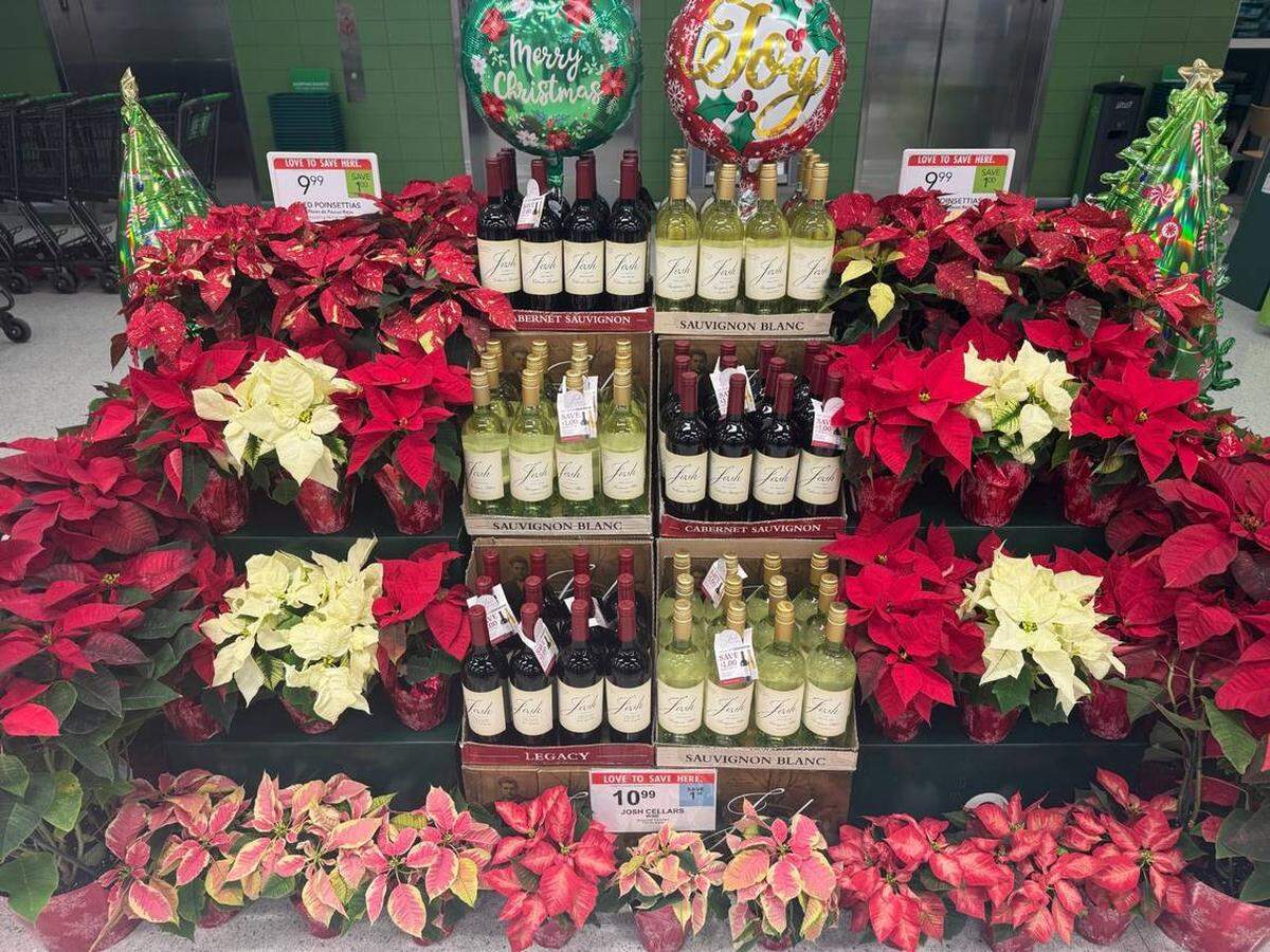 Un adorno navideño en el nuevo Publix de Hollywood.