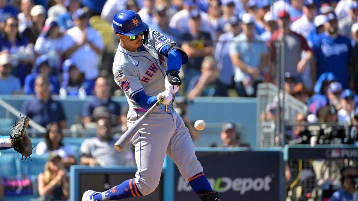 El tercera base de los Mets de New York Mark Vientos pega un jonrón con bases llenas en el segundo inning ante los Dodgers, en el primer partido de la Serie de Campeonato de la Liga Nacional, celebrado el 14 de octubre de 2024 en Los Angeles.