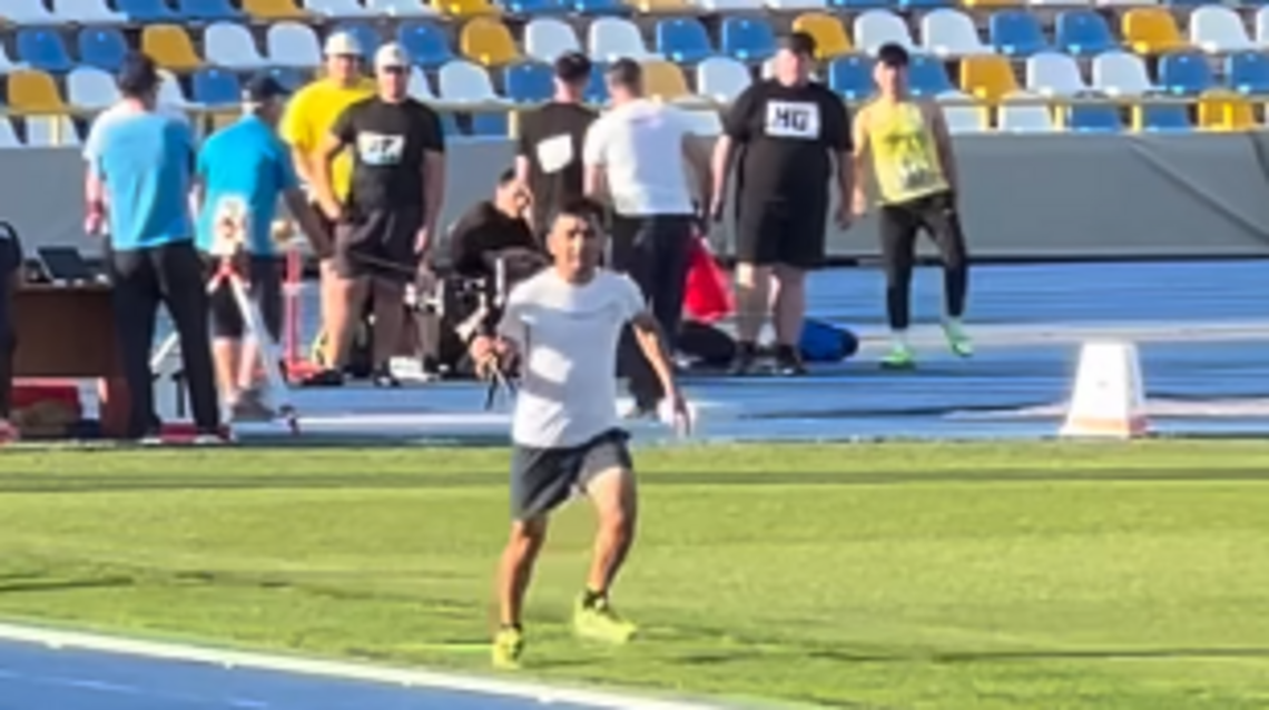En modo Usain Bolt: camarógrafo salta a la fama por correr como un atleta en un campeonato