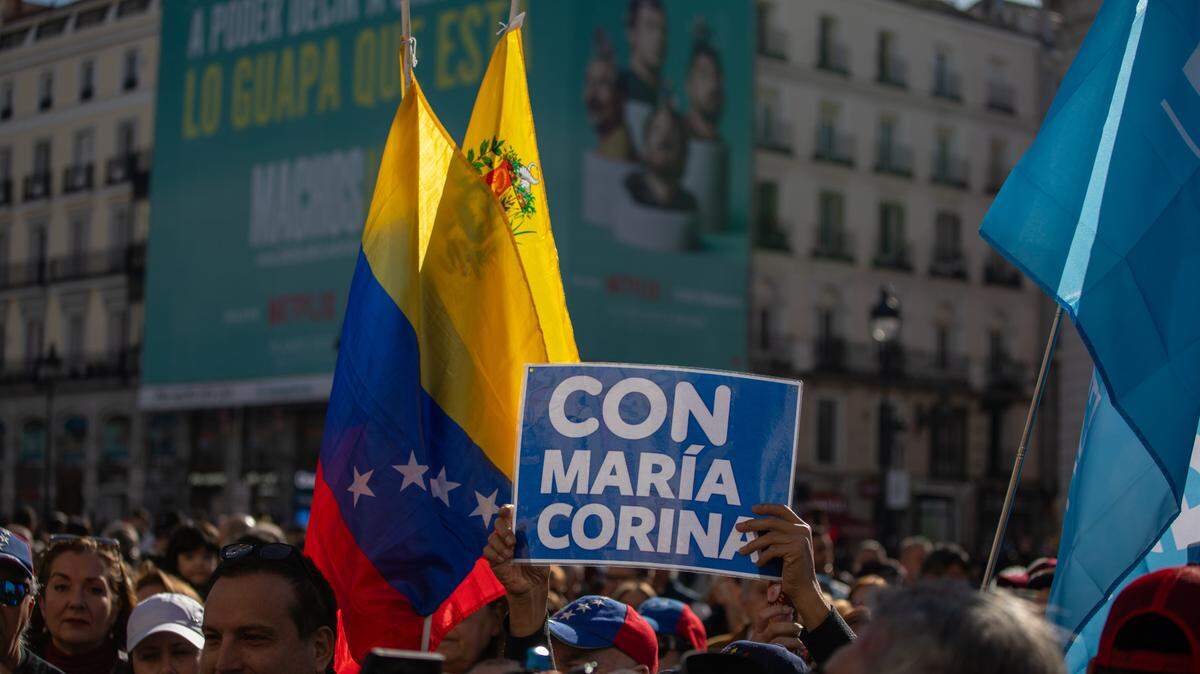 Venezolanos simpatizantes de la opositora María Corina Machada protestan a favor del derecho a votar desde el extranjero, en Madrid, España, el 4 de febrero de 2024.