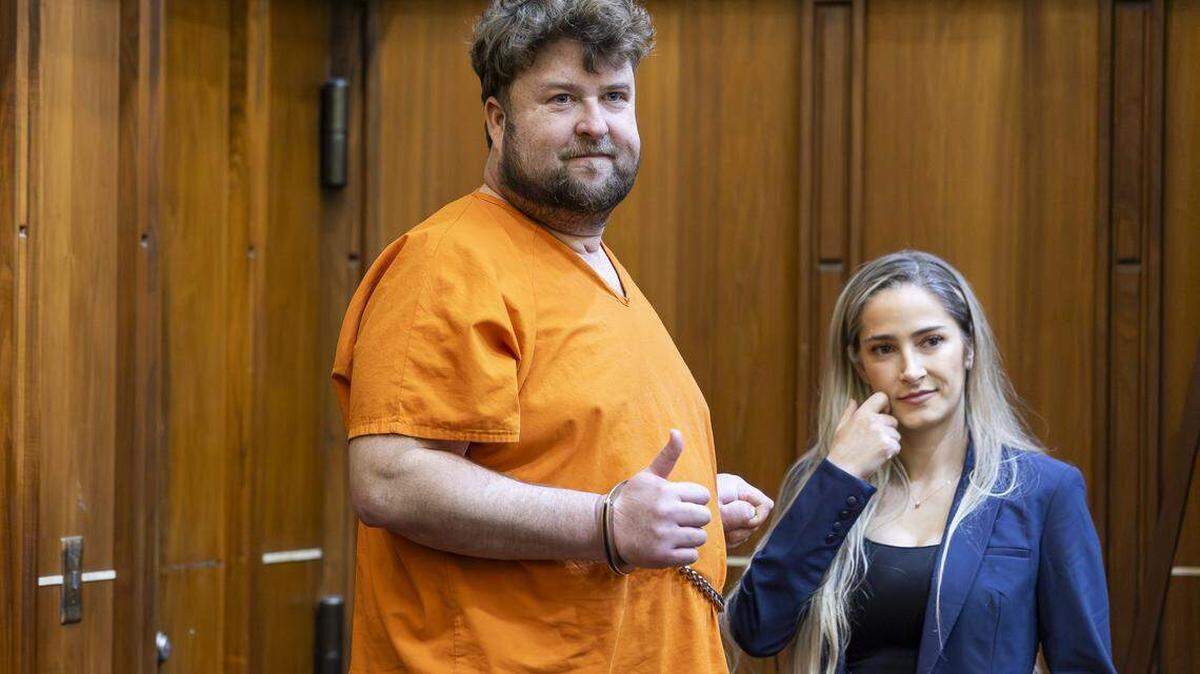 Travis Grafe, hijo de los antiguos propietarios de Knaus Berry Farm, acompañado por sus abogados Lauren Dawson y Adam Peters durante su audiencia de competencia en el Edificio de Justicia Richard E. Gerstein el viernes 26 de septiembre de 2025 en Miami, Florida.