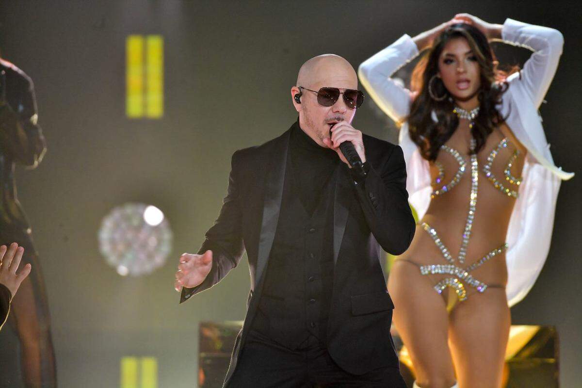 Pitbull durante su actuación en Nuestra Belleza Latina.