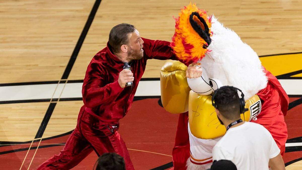 Conor McGregor, excampeón de la UFC, noqueó a la mascota del Heat de Miami, en un acto promocional que no resultó bien durante una pausa en el cuarto partido de las Finales de la NBA, celebrado el 9 de junio de 2023, en Miami, Florida.