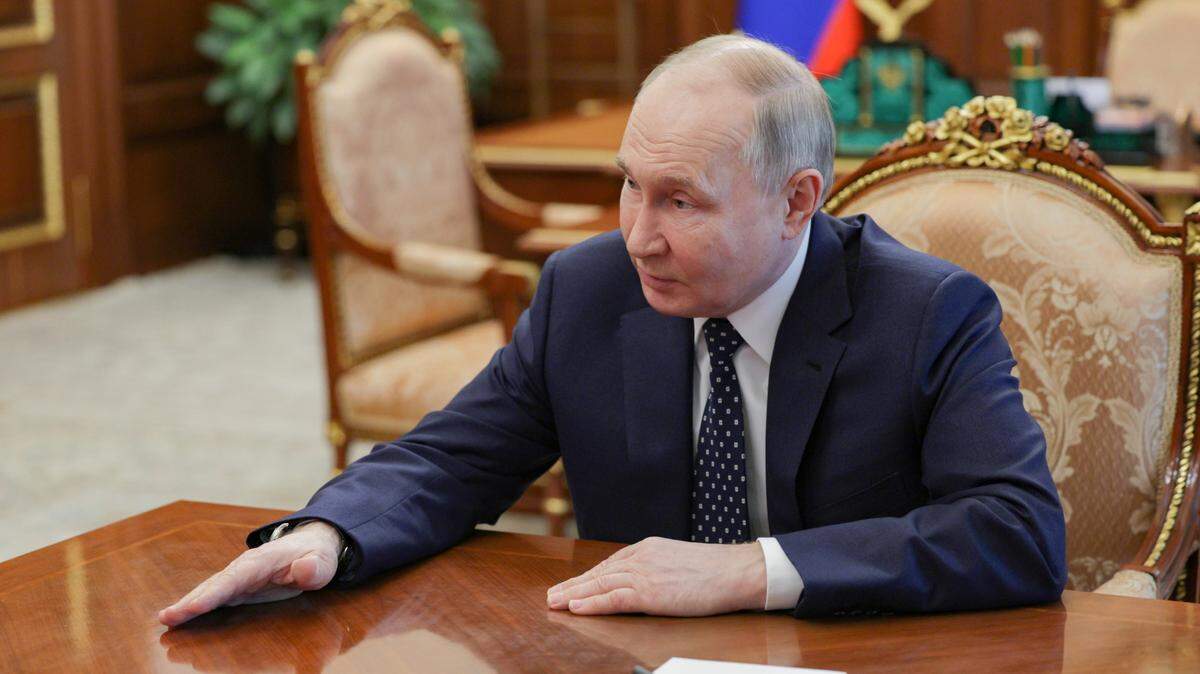 El gobernante ruso Vladimir Putin sustituyó al ministro de Defensa el domingo, que pasa a liderar el consejo de seguridad, y designa a un hombre de confianza sin experiencia militar.