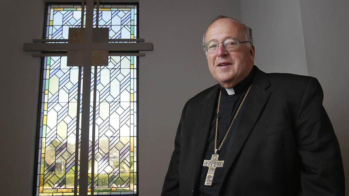 El arzobispo estadounidense Robert W. McElroy, alto cargo de la Iglesia católica, crítico este jueves la política de detenciones y deportaciones de inmigrantes dispuesta por el presidente de Estados Unidos, Donald Trump, a las que tildó de “inhumanas y moralmente repugnantes”.
