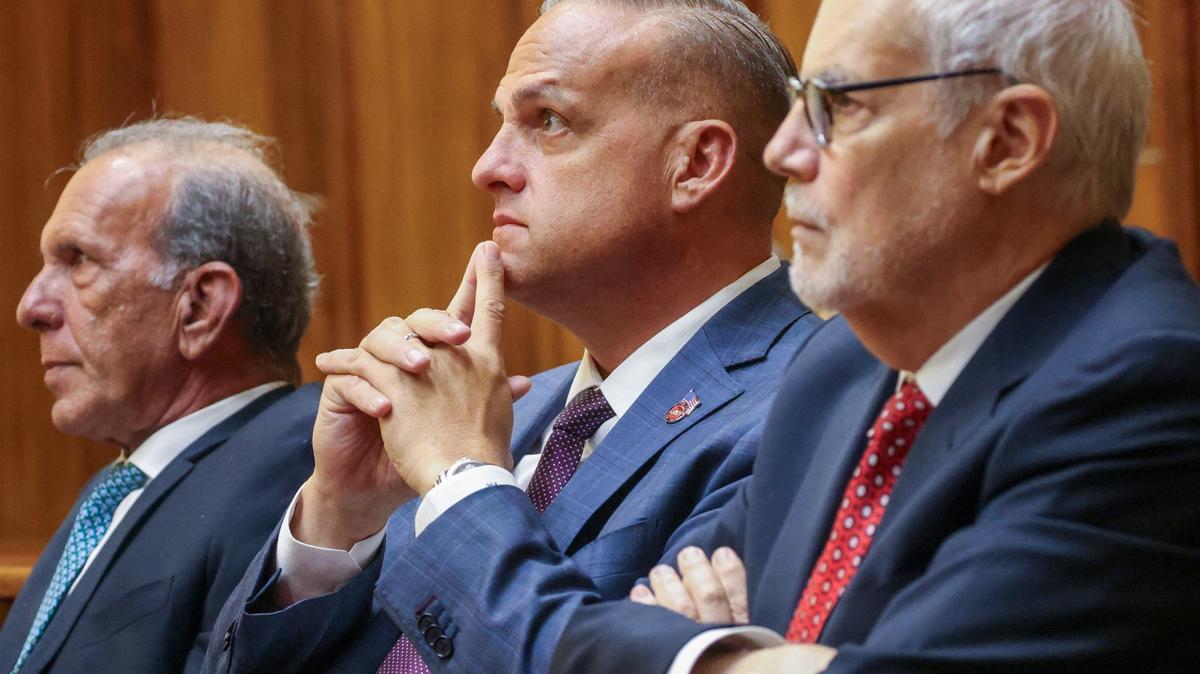 Frank Artiles, en el centro, con sus abogados Frank Quintero, a la izquierda, y José Quiñon, a la derecha, en espera de que el jurado emita un veredicto durante su juicio en la Sala 4-1 del Edificio de Justicia Richard E. Gerstein, el lunes 30 de septiembre de 2024, en Miami, Florida.