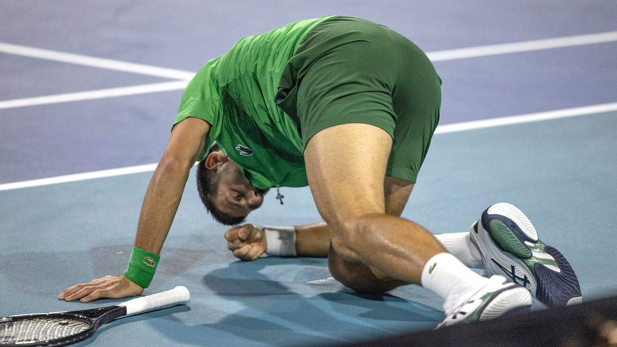 Novak Djokovic se cae en el partido contra Jakub Mensik en la final del Miami Open, celebrada el domingo 30 de marzo de 2025 en el Hard Rock Stadium en Miami Gardens, Florida.