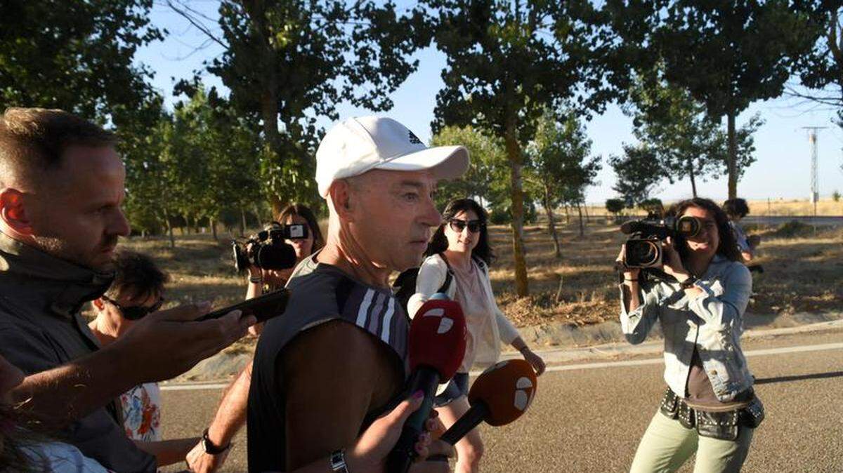 El etarra Santiago Arrospide Sarasola “Santi Potros”, acusado de 40 asesinatos, sale de la prisión de Topas, en Salamanca, acompañado por familiares. EFE/J.M.Garcia