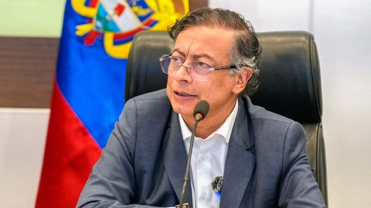 Fotografía cedida por la Presidencia de Colombia que muestra al presidente colombiano, Gustavo Petro, dando un discurso sobre el atentado contra el senador colombiano Miguel Uribe Turbay, en Bogotá, Colombia, el 7 de junio de 2025. 