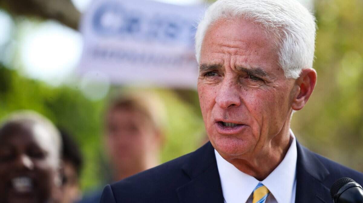 Charlie Crist, quien en ese momento era el candidato demócrata a gobernador, habla con los periodistas durante una conferencia de prensa en San Petersburgo el 8 de noviembre de 2022.