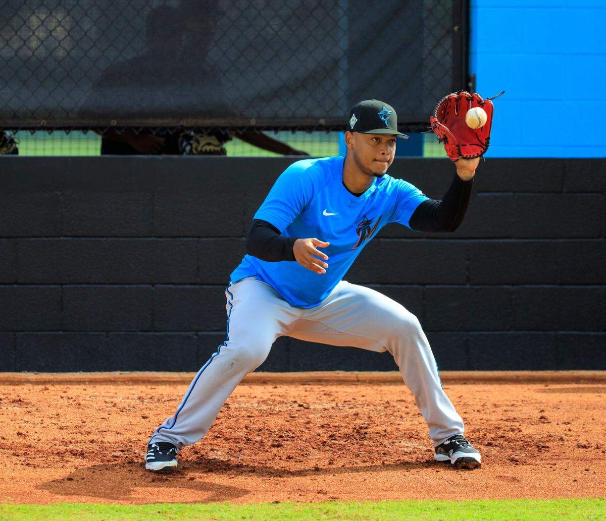 Elieser Hernández durante una práctica en el entrenamiento de primavera el 17 de marzo de 2022 en el Roger Dean Stadium en Jupiter, Florida.