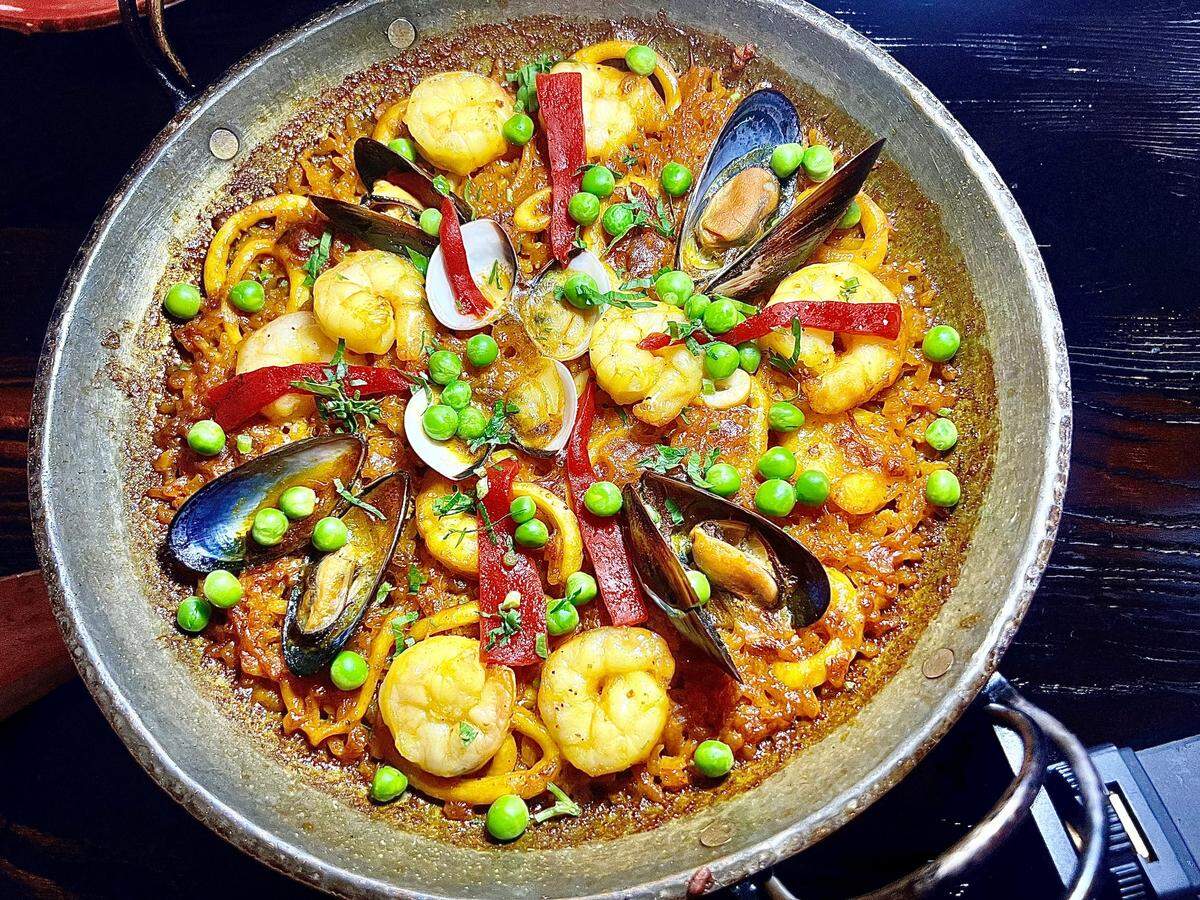 Paella, el plato más popular del restaurante La Tremenda en el Doral