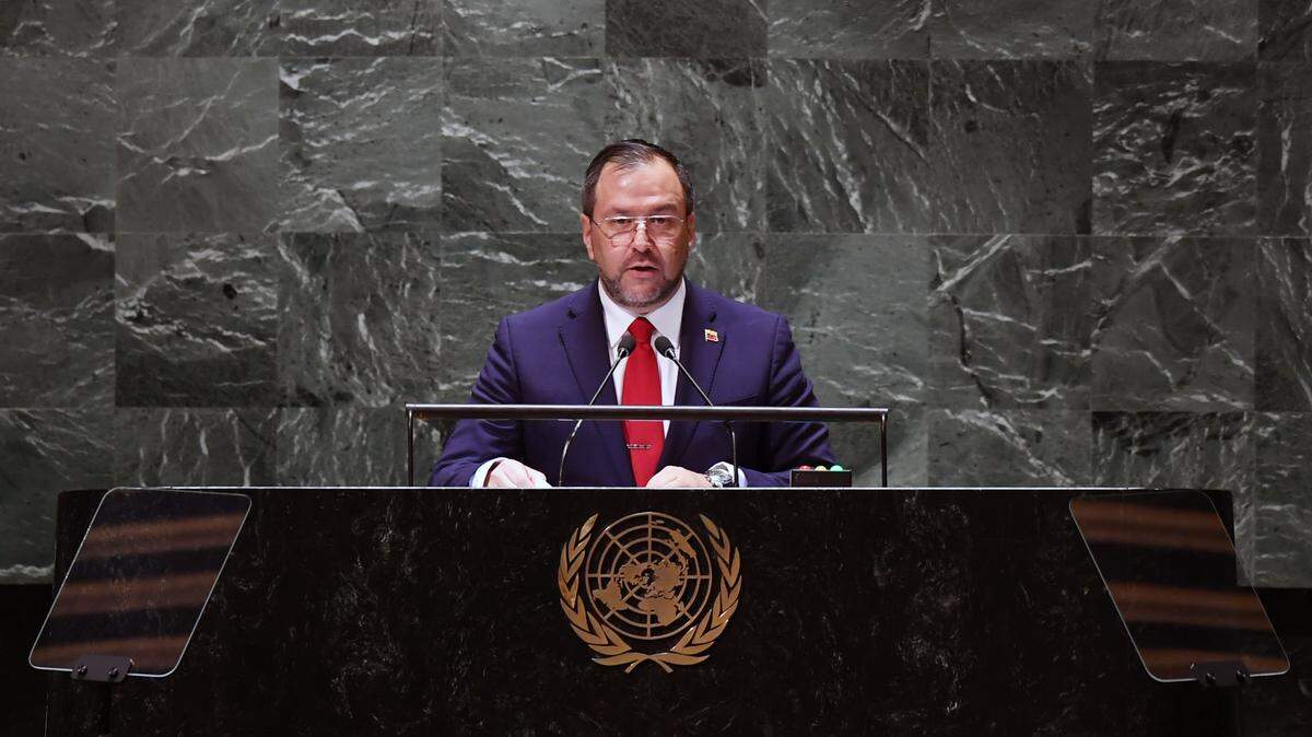 El ministro de relaciones exteriores de Venezuela, Yván Gil, da un discurso durante la Asamblea General de la ONU 78, el 23 de septiembre de 2023, en Nueva York. Gil habló en representación del gobernante Nicolás Maduro, quien evita asistir a este evento internacional.
