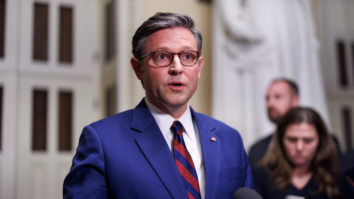 El presidente de la Cámara de Representantes, el republicano Mike Johnson, habla tras la votación en el Congreso 
para evitar la parálisis del Gobierno, el jueves 19 de diciembre de 2024 en Washington. 