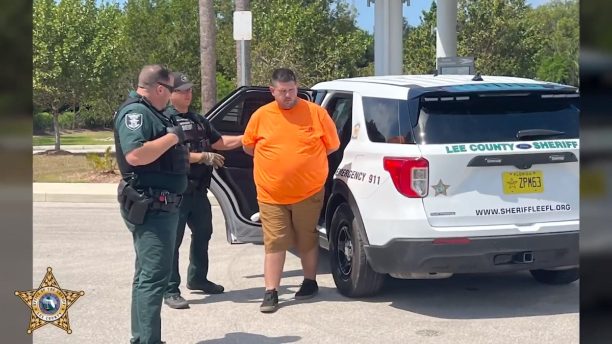 Dalton Matheson, un hombre de Fort Myers Beach, fue acusado de filmar a dos niñas de edad en el probador de una tienda Walmart el miércoles por la mañana. La policía del Condado Lee dijo: “Este tipo de mierd--- donde merece estar es tras las rejas de la cárcel”.
