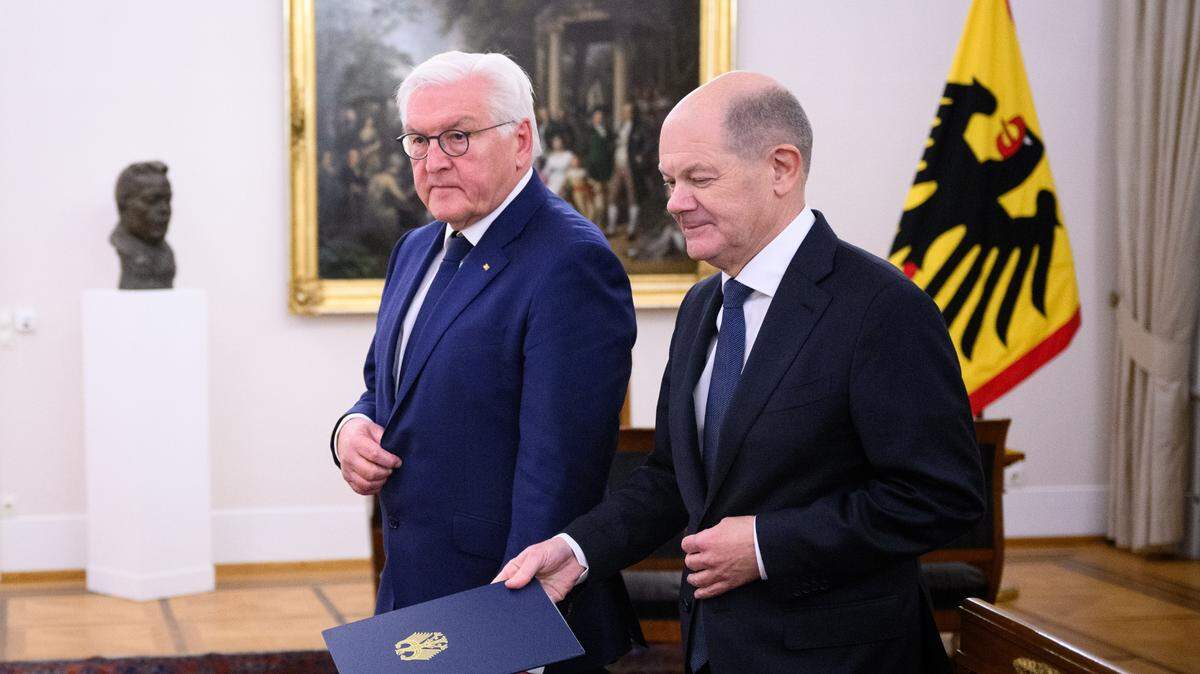 El presidente de Alemania, Frank-Walter Steinmeier (izq.) recibe al canciller Olaf Scholz en el Palacio Bellevue en Berlín, el lunes 16 de diciembre de 2024. Scholz perdió un voto de confianza del parlamento alemán, lo que abre la puerta a elecciones anticipadas el 23 de febrero.