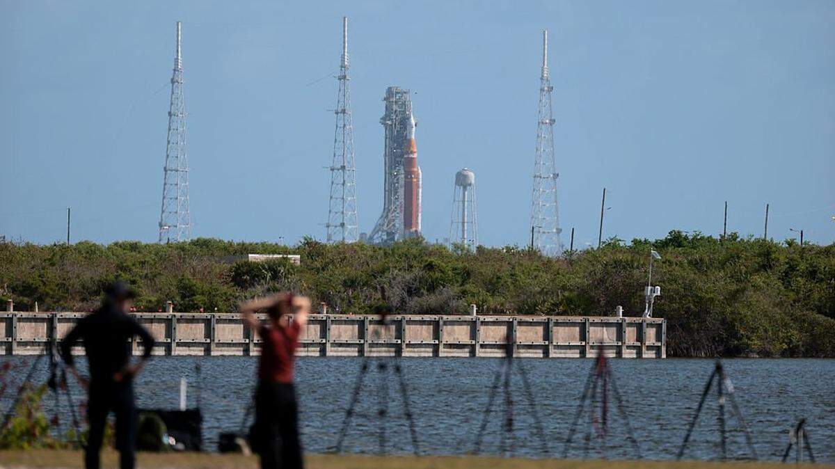 El cohete del Sistema de Lanzamiento Espacial (SLS) Artemis II de la NASA y la nave Orión se encuentran en la plataforma de lanzamiento 39B del Centro Espacial Kennedy el 1 de abril de 2026 en Cape Canaveral, Florida.