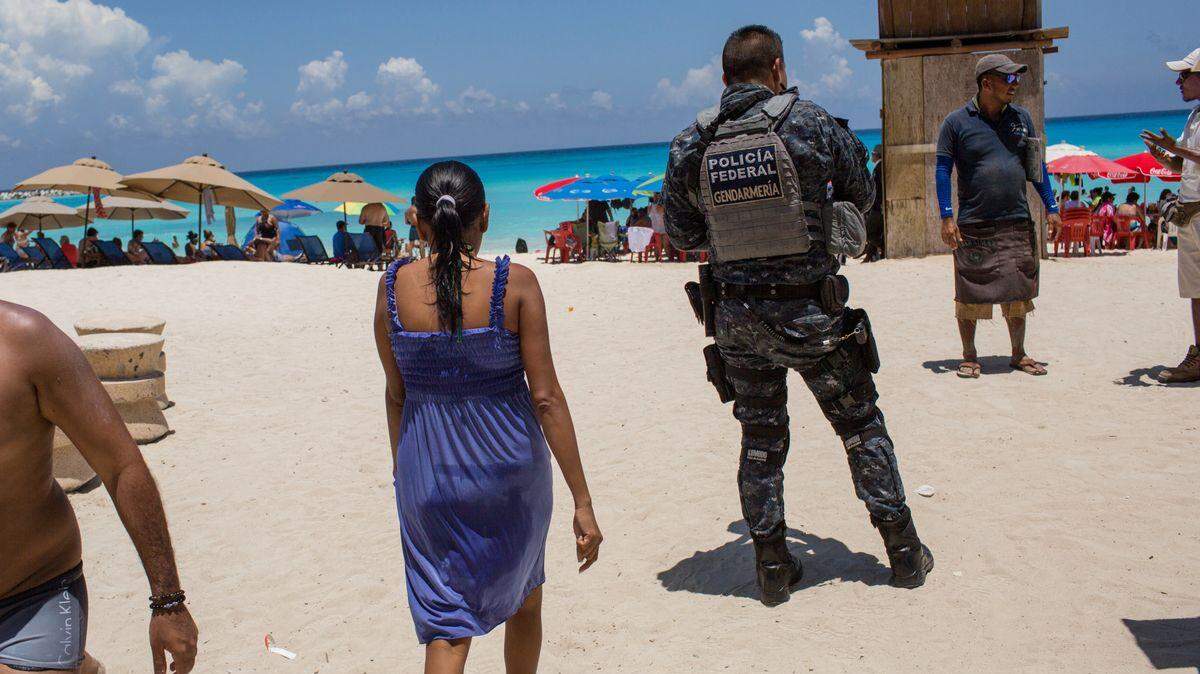 Un policía mexicano vigila una playa en Cancún.