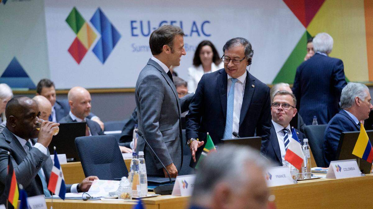 Los presidentes de Francia Emmanuel Macron (izq.) y de Colombia Gustavo Petro durante la cumbre entre la Unión Europea y la CELAC (Comunidad de Estados Latinoamericanos y del Caribe) en Bruselas, Bélgica, el 17 de julio de 2023.