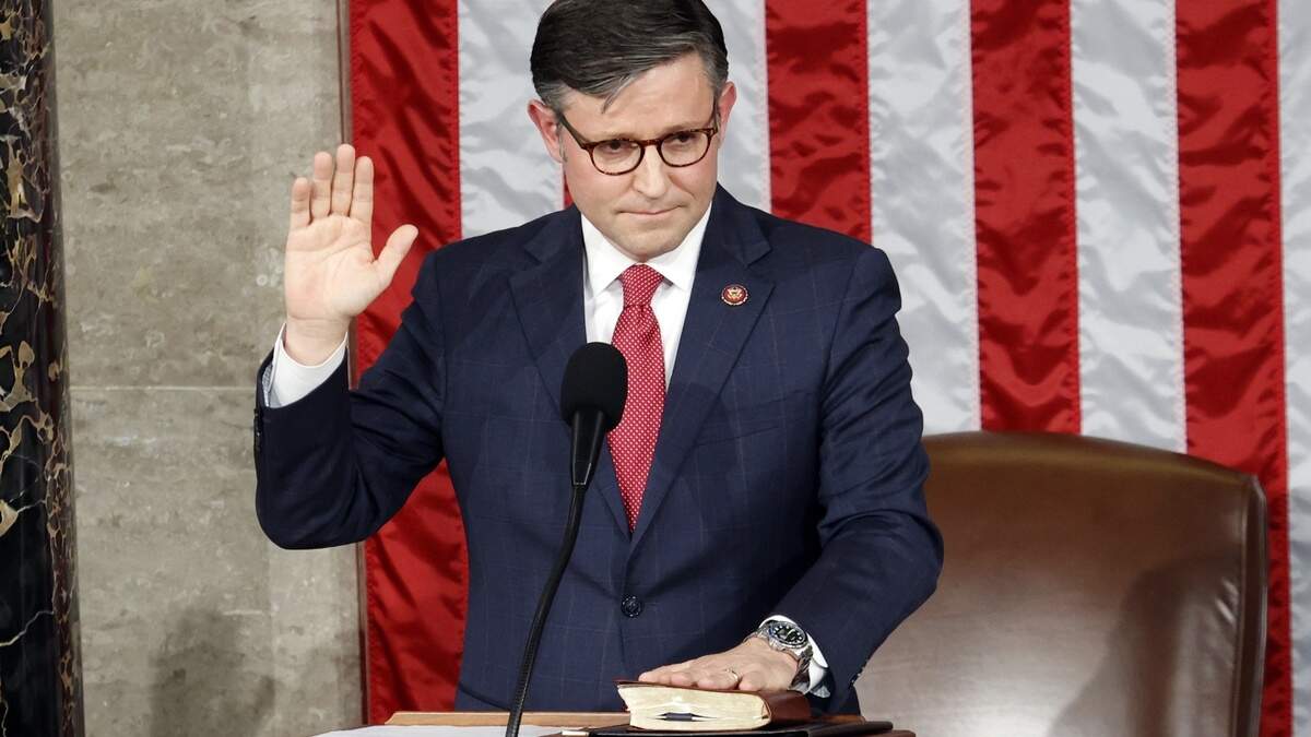 El congresista Mike Johnson, republicano de Luisiana, jura como presidente de la Cámara de Representantes del Congreso de Estados Unidos, el miércoles 25 de octubre de 2023. 
