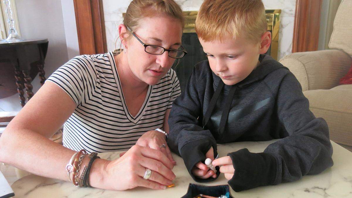Brody Knapp juega con su madre, Ashley, luego de terminar la tarea escolar.