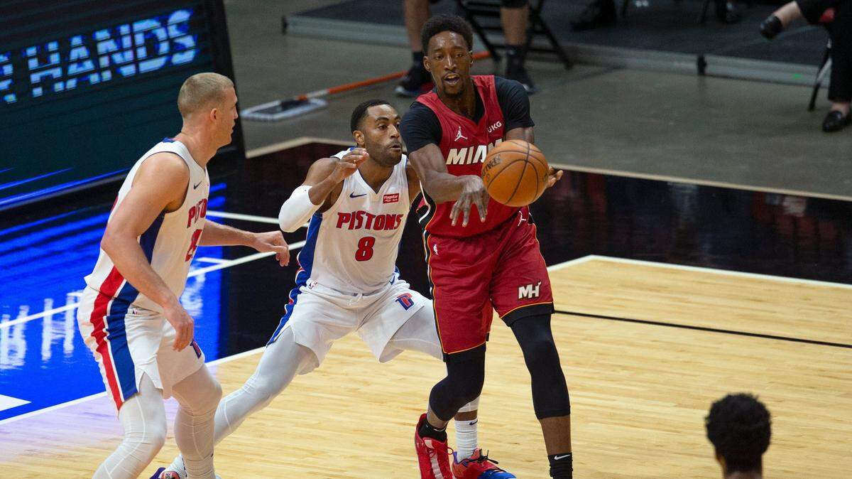 El pívot de Miami Heat Bam Adebayo (13) pasa al balón a KZ Okpala ante los defensaores de los Pistons Wayne Ellington (8) y Mason Plumlee (24) el sábado 16 de enero de 2021 en el AmericanAirlines Arena.